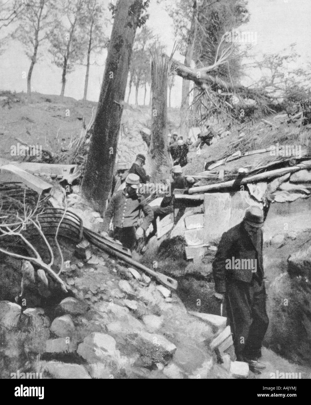 Soldats français passant par une tranchée après un bombardement allemand, la Première Guerre mondiale, 1915. Artiste : Inconnu Banque D'Images