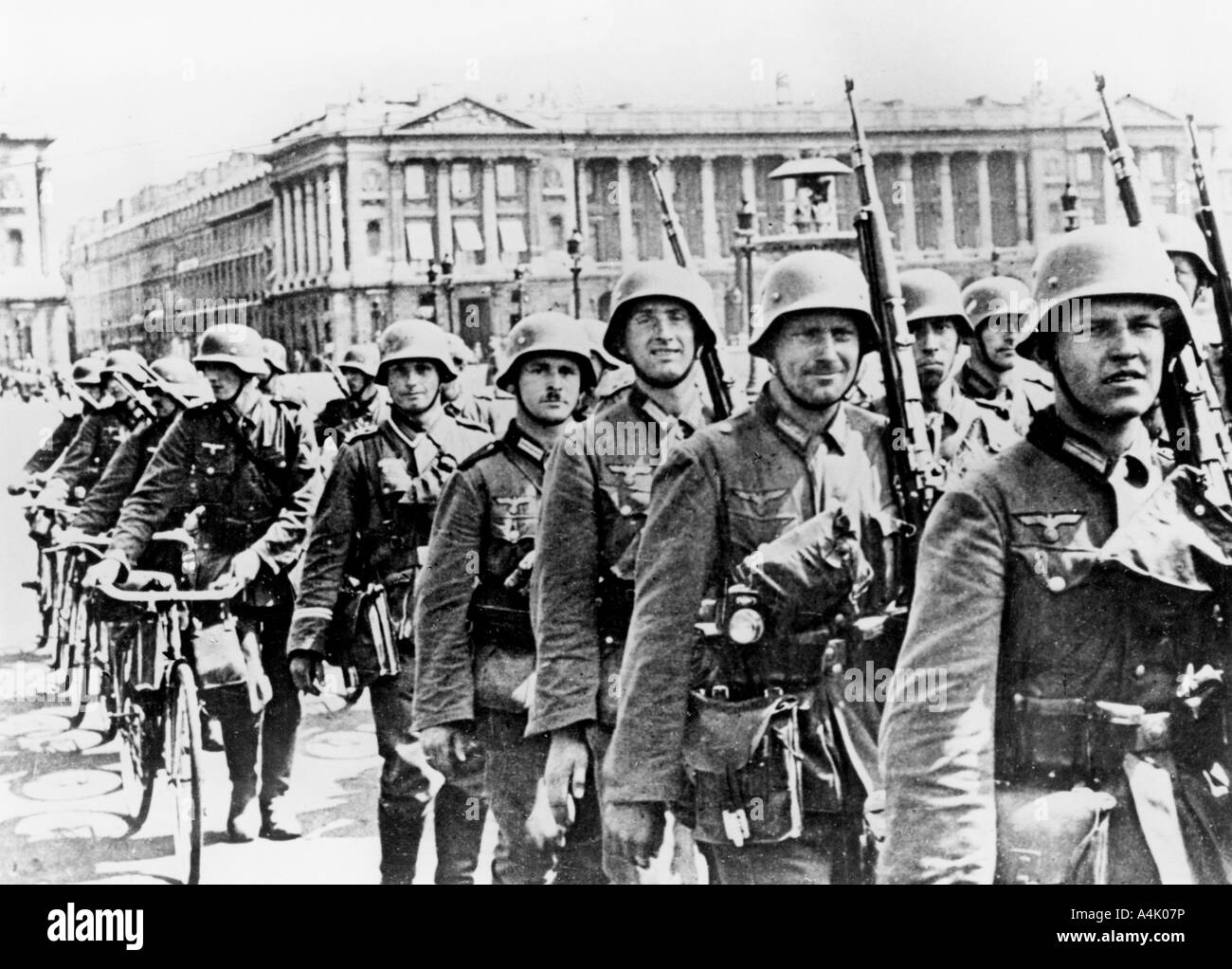 Les troupes allemandes marche dans Paris, le 17 juin 1940. Artiste : Inconnu Banque D'Images