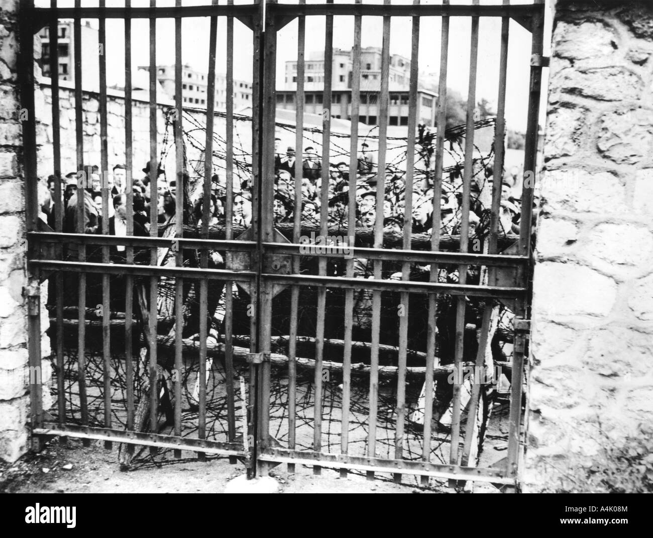 Les familles en attente de nouvelles de leurs proches, Ministère de l'air, Paris 1944. Artiste : Inconnu Banque D'Images