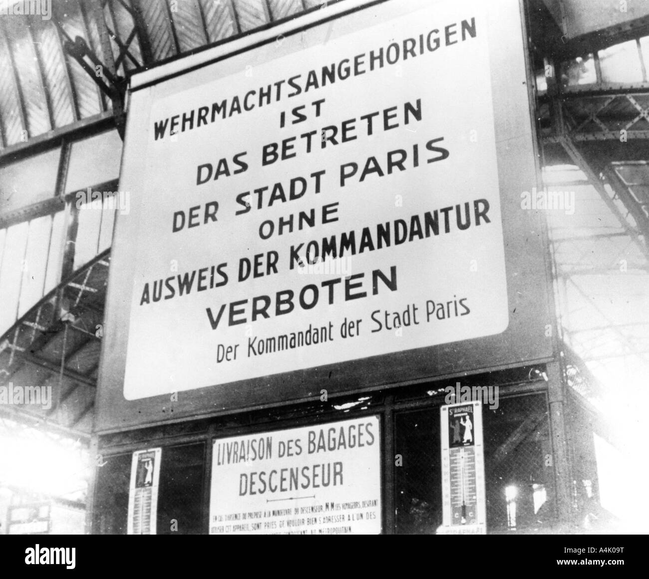 Avis dans une gare ferroviaire en allemand Paris, 17 juillet 1940. Artiste : Inconnu Banque D'Images
