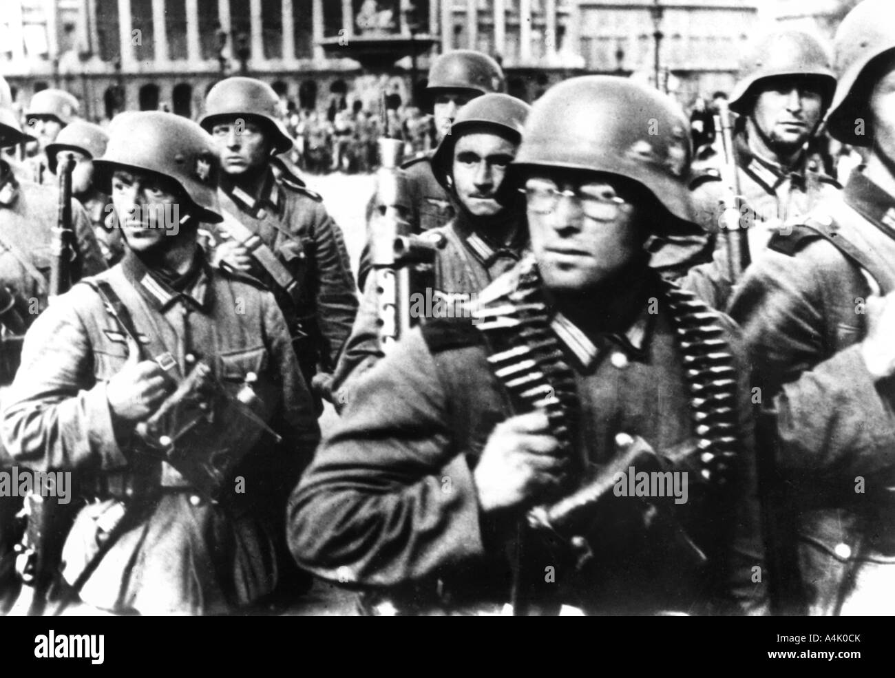 German Soldiers marching in Paris, le 14 juin 1940. Artiste : Inconnu Banque D'Images
