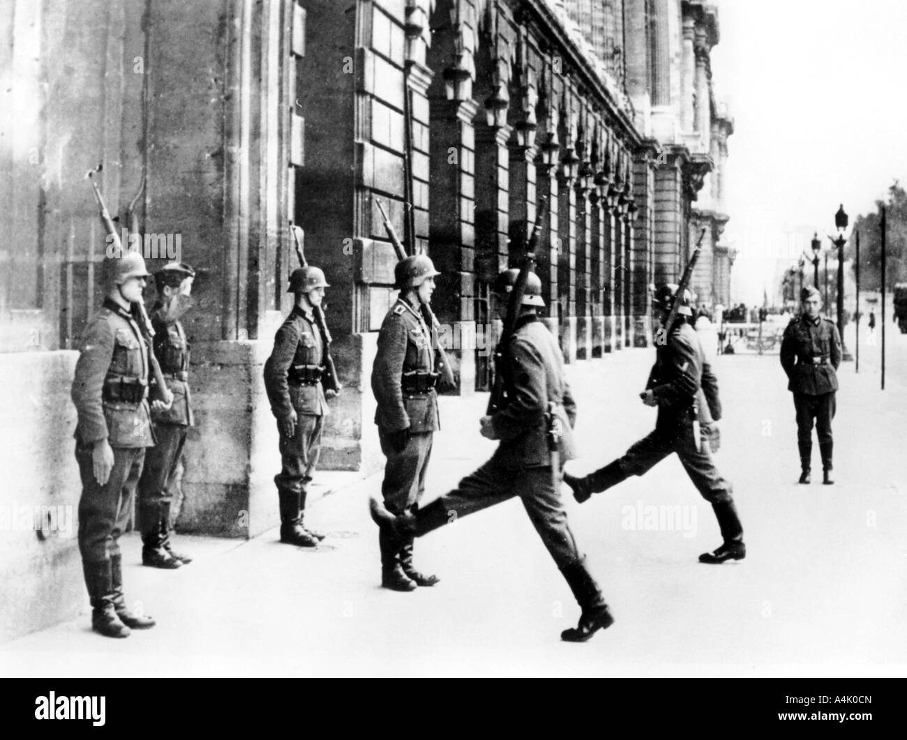 Les soldats allemands de garde à l'extérieur de l'Hôtel Crillon, Paris, 7 octobre 1940. Artiste : Inconnu Banque D'Images