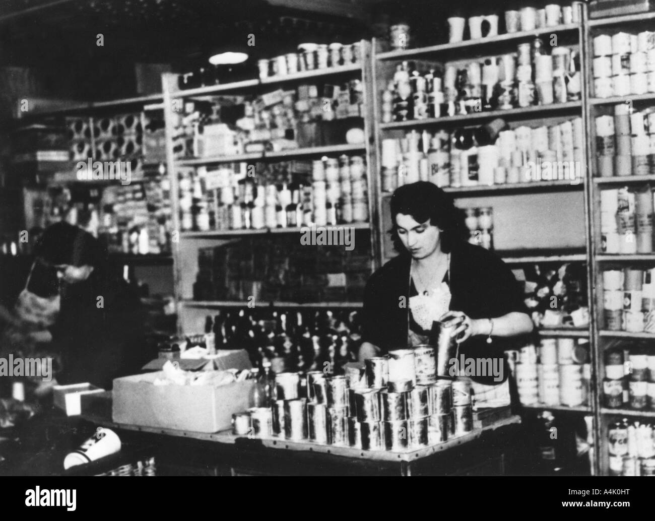 Food store dans Paris occupé, c1941( ?). Artiste : Inconnu Banque D'Images