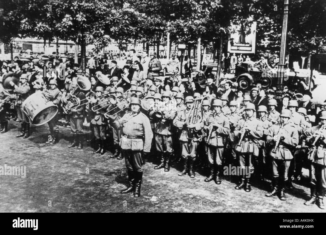 Musique militaire allemande à la parade sur la Place de l'Etoile, Paris, juin 1940. Artiste : Inconnu Banque D'Images