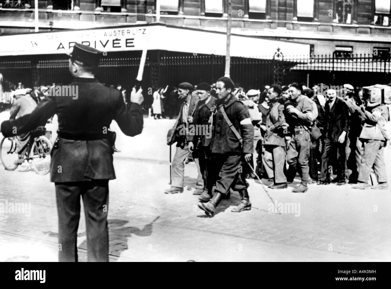 Soldats français démobilisés en arrivant à la gare d'Austerlitz, Paris, 1945( ?). Artiste : Inconnu Banque D'Images