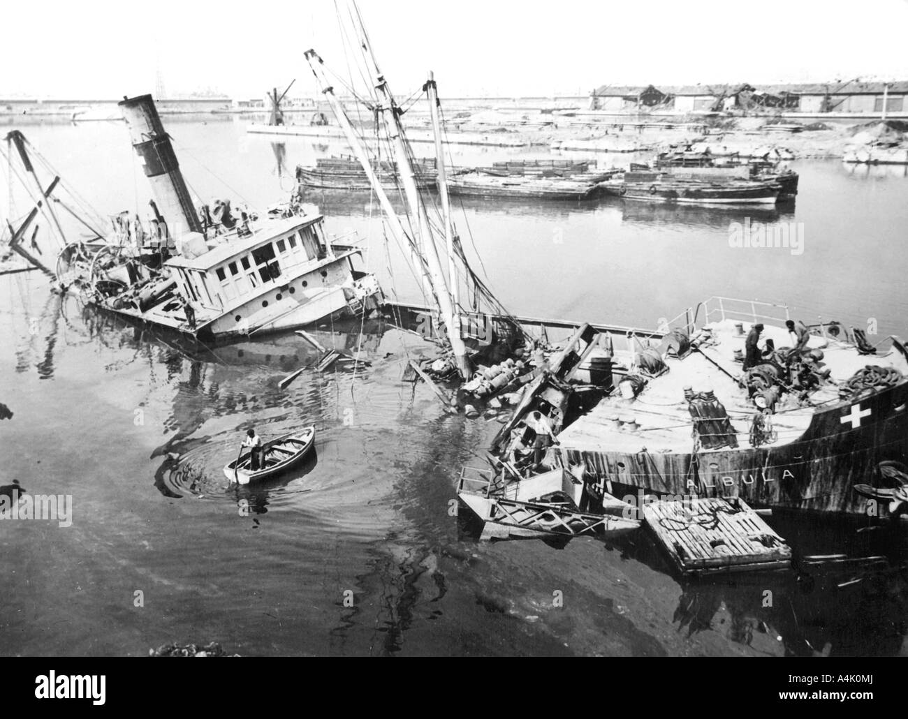 Navire sabordé dans le port de Marseille, France, c1945-1949. Artiste : Inconnu Banque D'Images