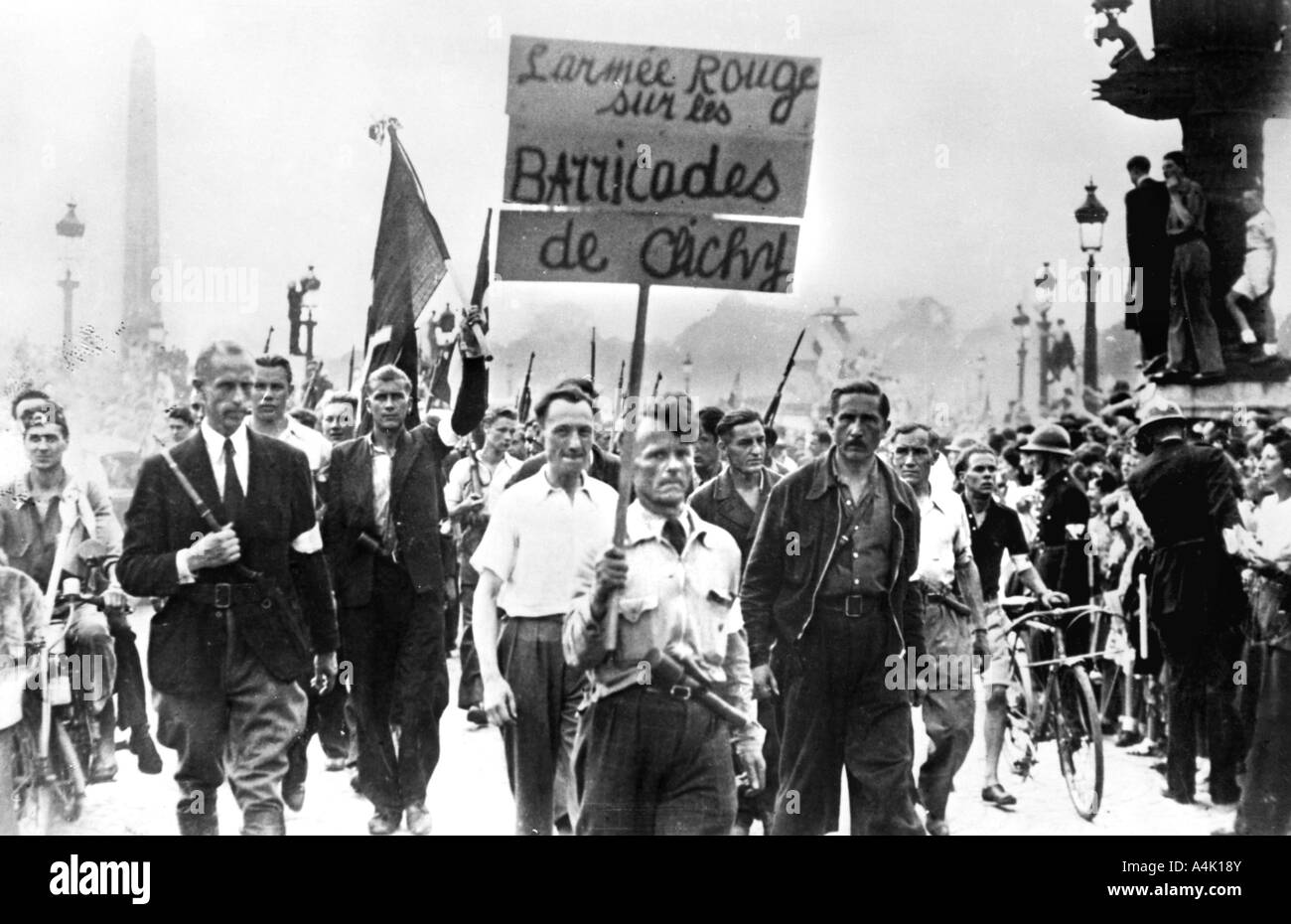 Les membres de la résistance marche sur la Place de la Concorde, de la libération de Paris, août 1944. Artiste : Inconnu Banque D'Images