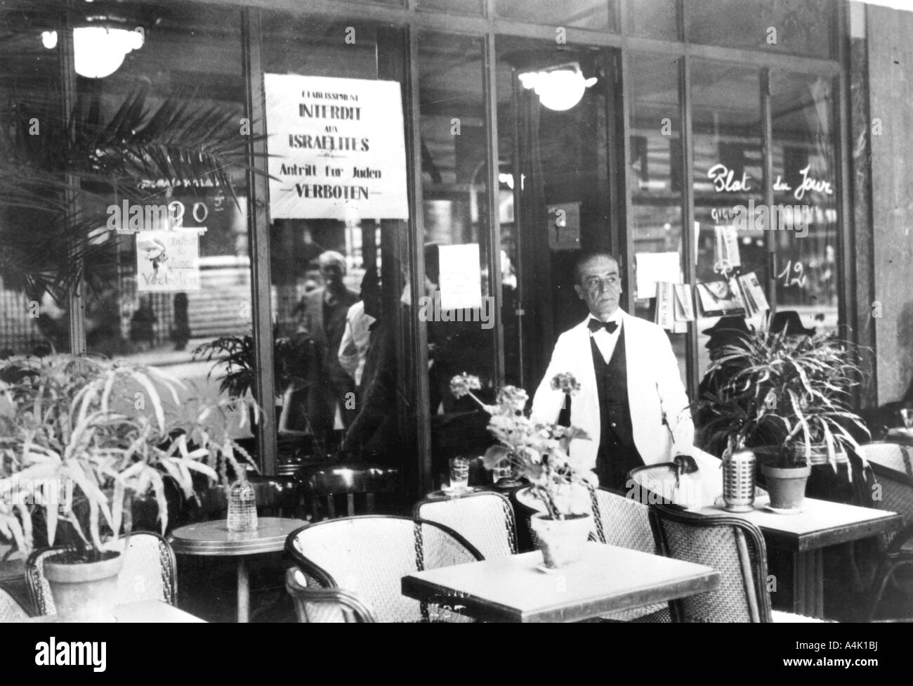 Avis dans la fenêtre d'un restaurant d'interdire l'entrée de Juifs allemands, Paris, juillet 1940. Artiste : Inconnu Banque D'Images