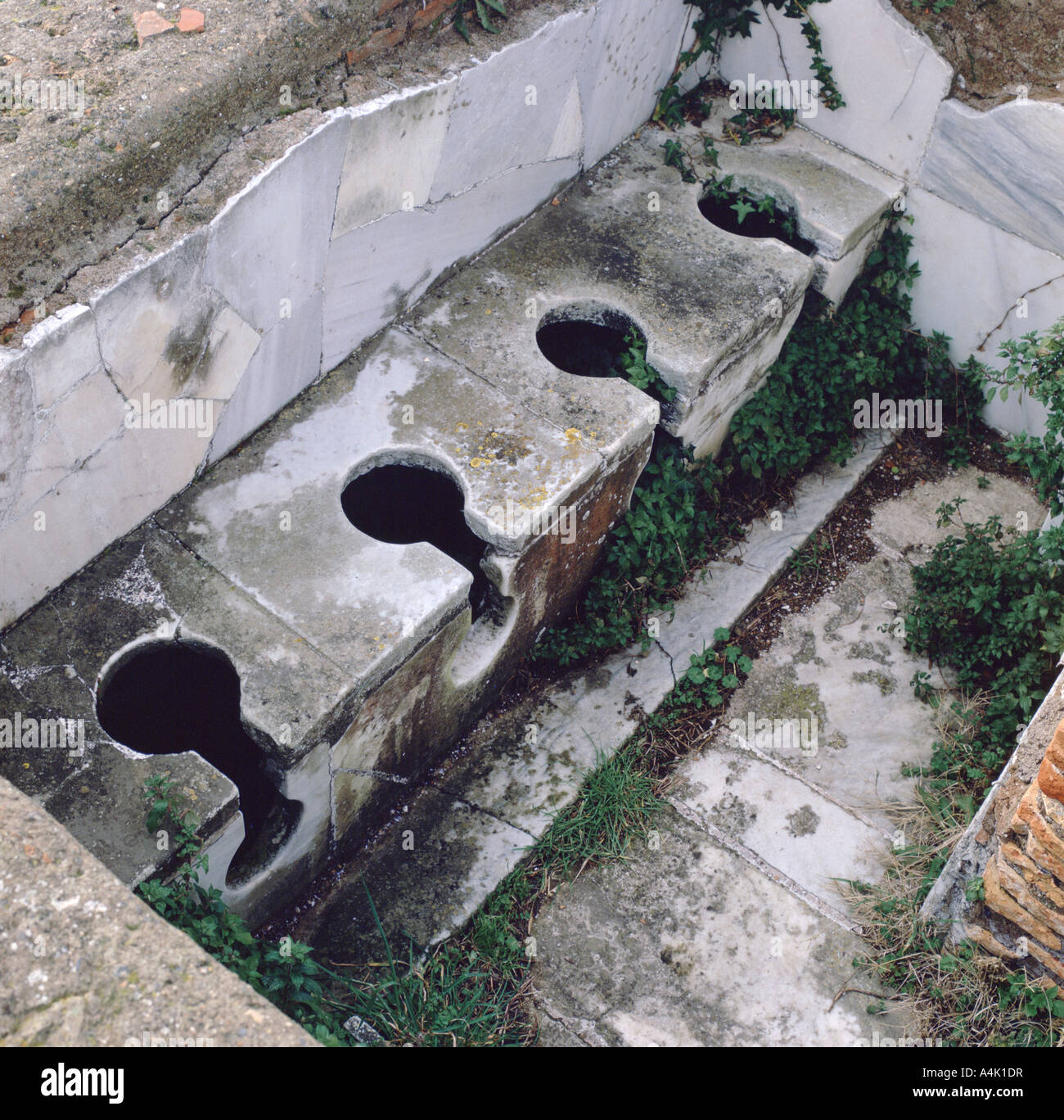 Toilettes romain, Ostia, Italie. Artiste : Inconnu Banque D'Images
