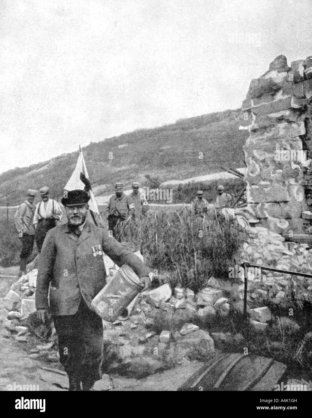 Le maire de Ablain-Saint-Nazaire dans les ruines de la commune, 1915. Artiste : Inconnu Banque D'Images