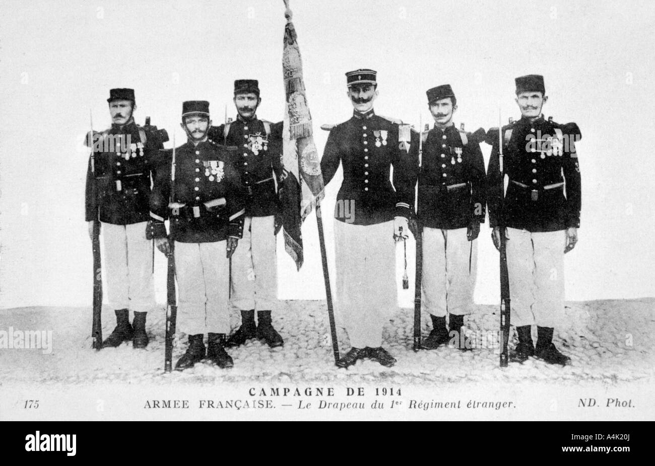 Le drapeau du 1 régiment de la Légion étrangère française, 1914. Artiste : Inconnu Banque D'Images