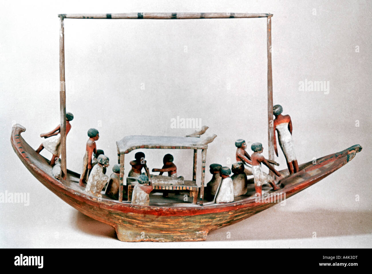 Modèle de l'Égypte ancienne d'un bateau transportant une maman à son tombeau. Artiste : Inconnu Banque D'Images