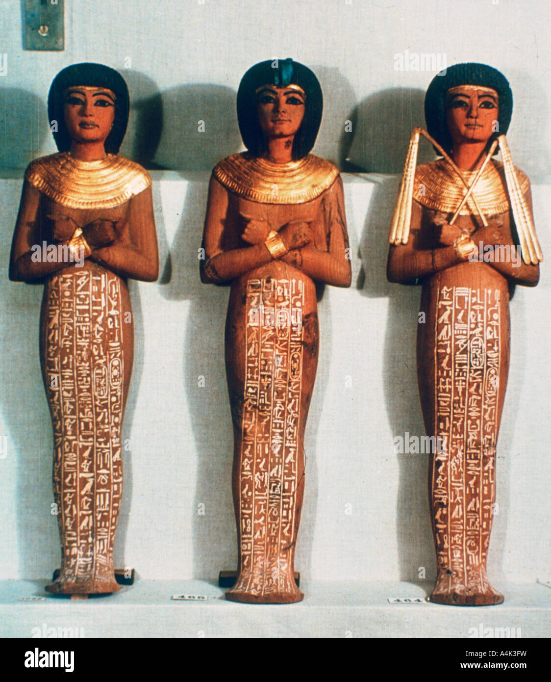 Trois Shabtis ou serviteur funéraire de Toutankhamon, objet, 18ème dynastie. Artiste : Inconnu Banque D'Images