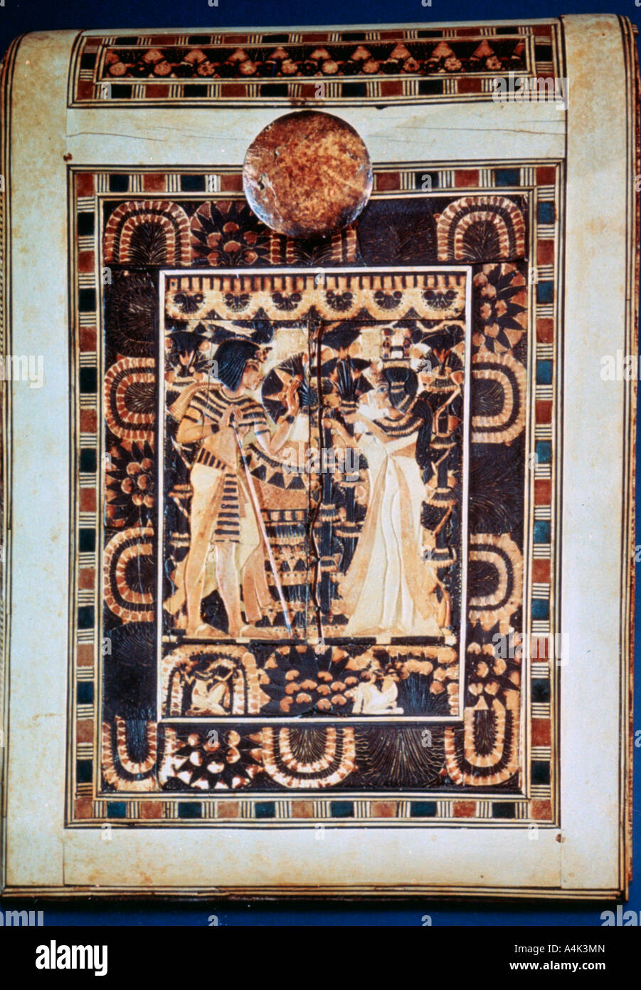 Couvercle d'un coffret montrant Toutankhamon et son épouse Ankhesenamun dans un jardin, 14e siècle av. Artiste : Inconnu Banque D'Images