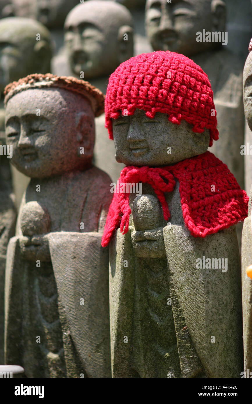 Jiso statues avec bonnets rouges dans un temple à Kamakura Tokyo Yokohama  Japon Asie Photo Stock - Alamy