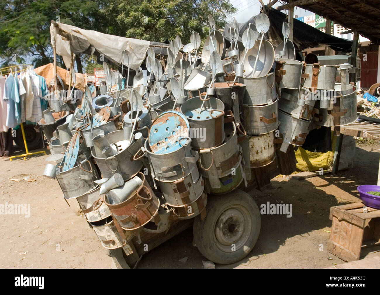 Des ustensiles de cuisine fabriqués à partir de matière recyclée des barils de pétrole, Mtwapa, Kenya. Banque D'Images