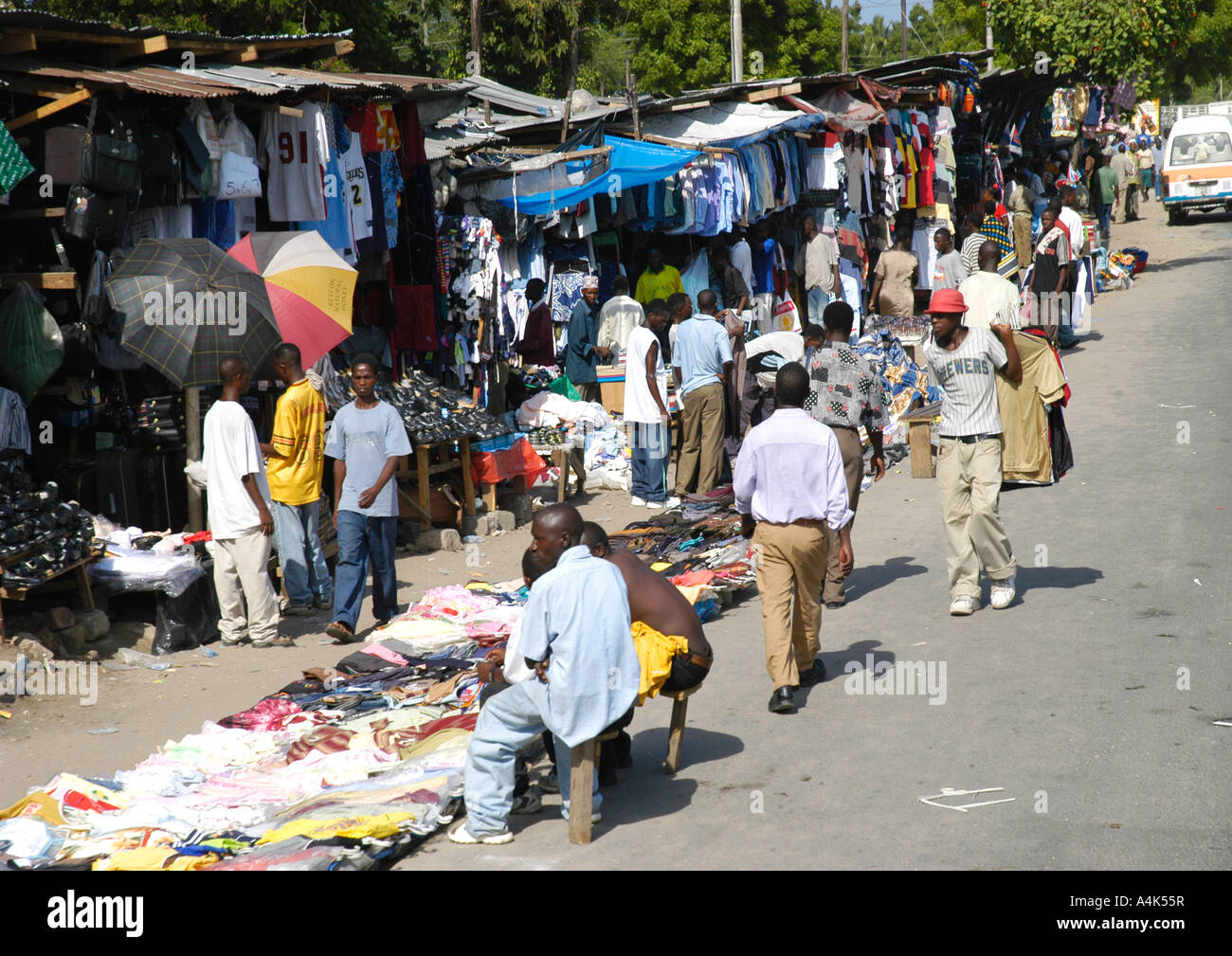 Vente sur les marchés de l'habillement 'Mitumba", les vêtements importés d'Europe, Dar es Salaam, Tanzanie Banque D'Images