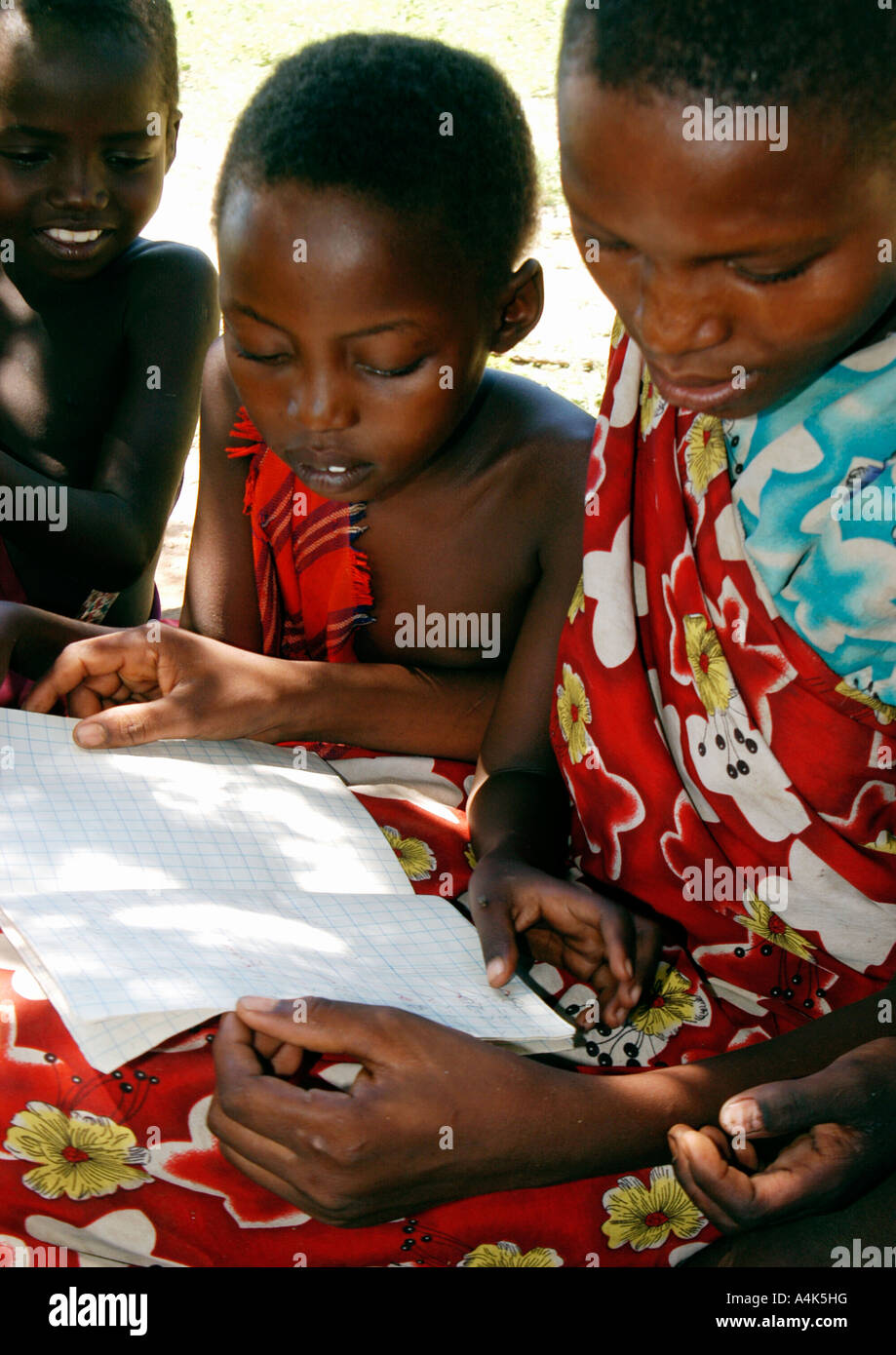 Enfants massaïs lecture, Pinyin, Tanzanie Banque D'Images