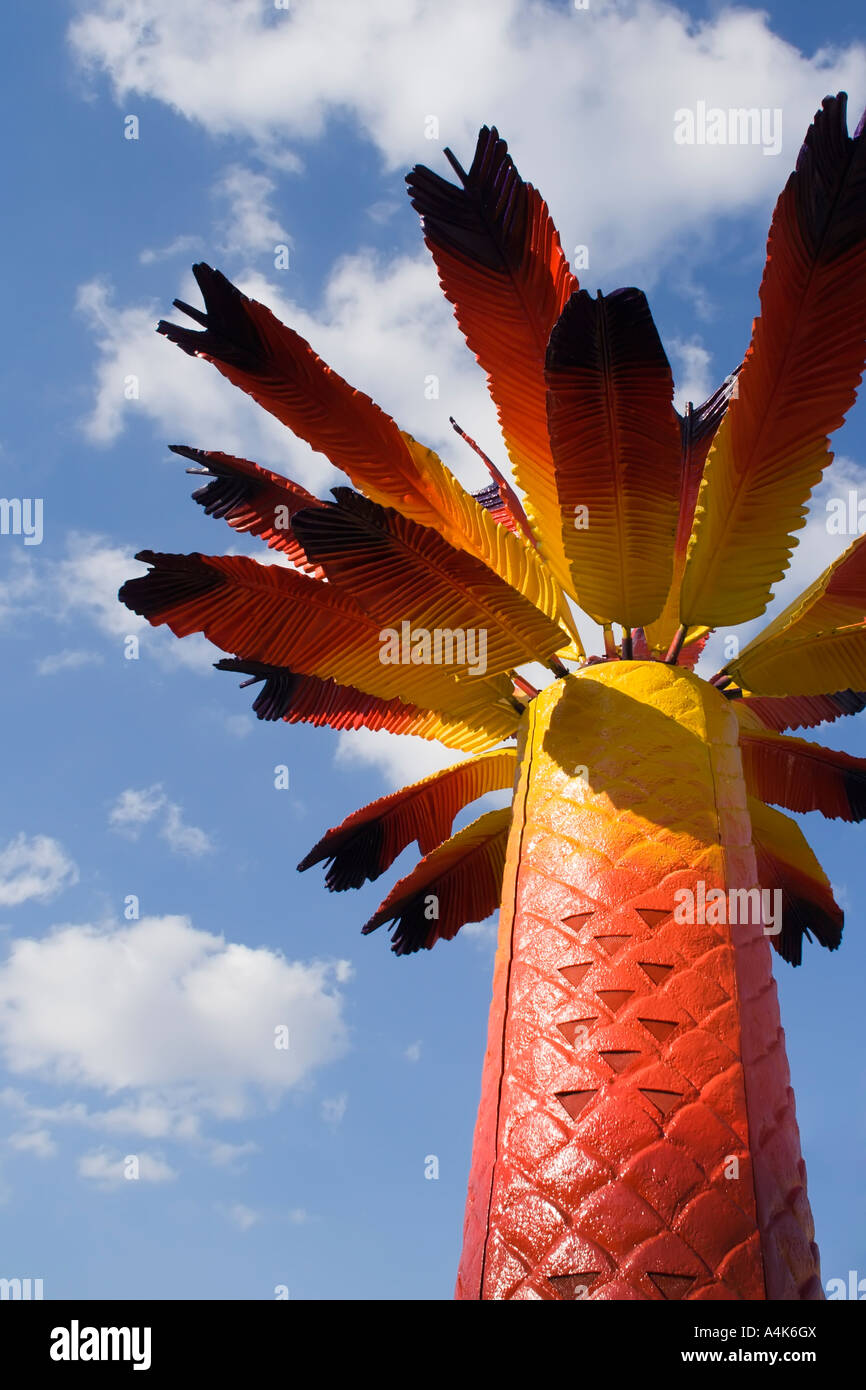 Rouge et jaune géant faux palmier au une fête foraine Photo Stock - Alamy