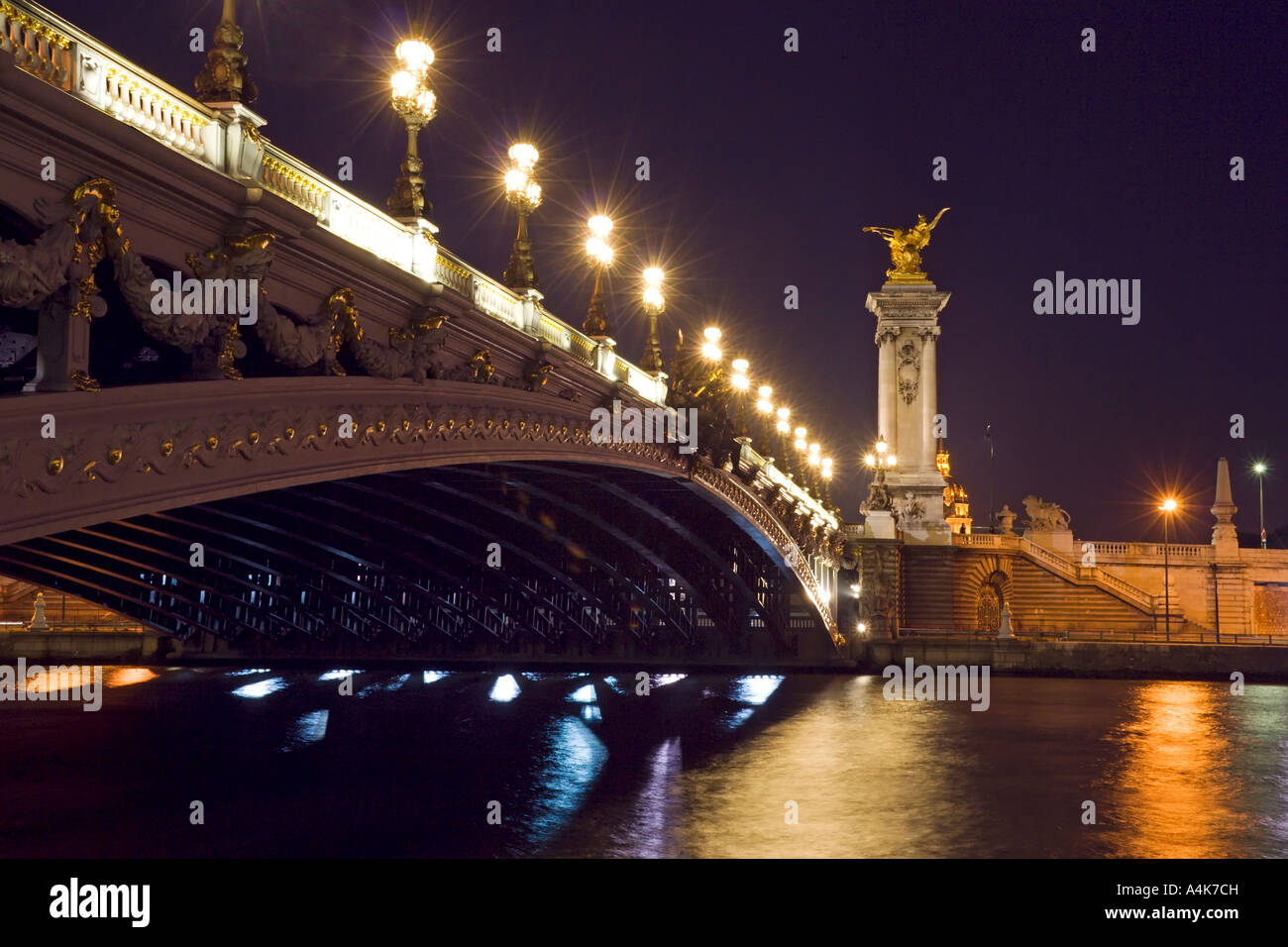 Le pont Alexandre III de nuit - Paris, France Banque D'Images