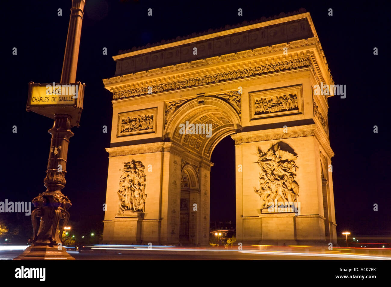 L'Arc de Triomphe de nuit avec une plaque de rue au premier plan - Charles de Gaulle, Paris, France Banque D'Images