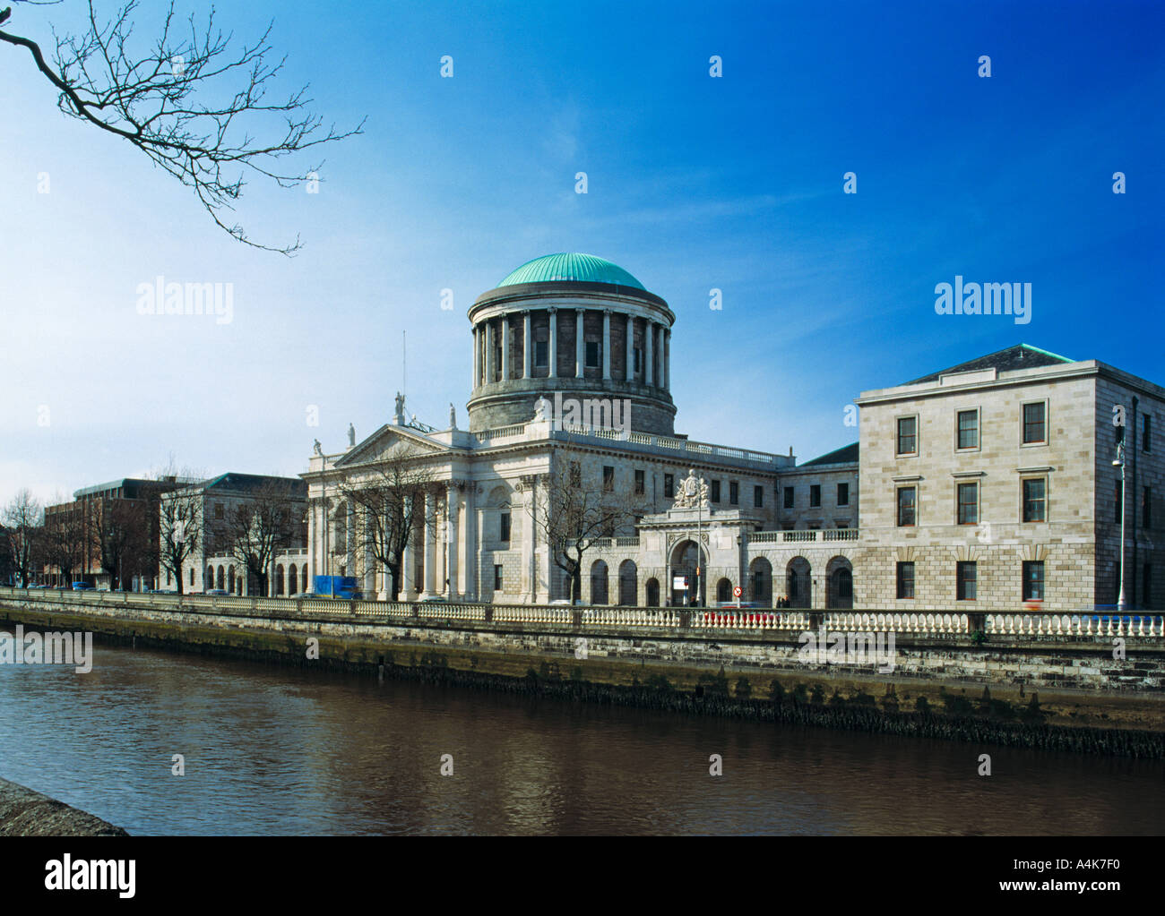 La rivière Liffey et les quatre Cours, Dublin, Irlande Banque D'Images
