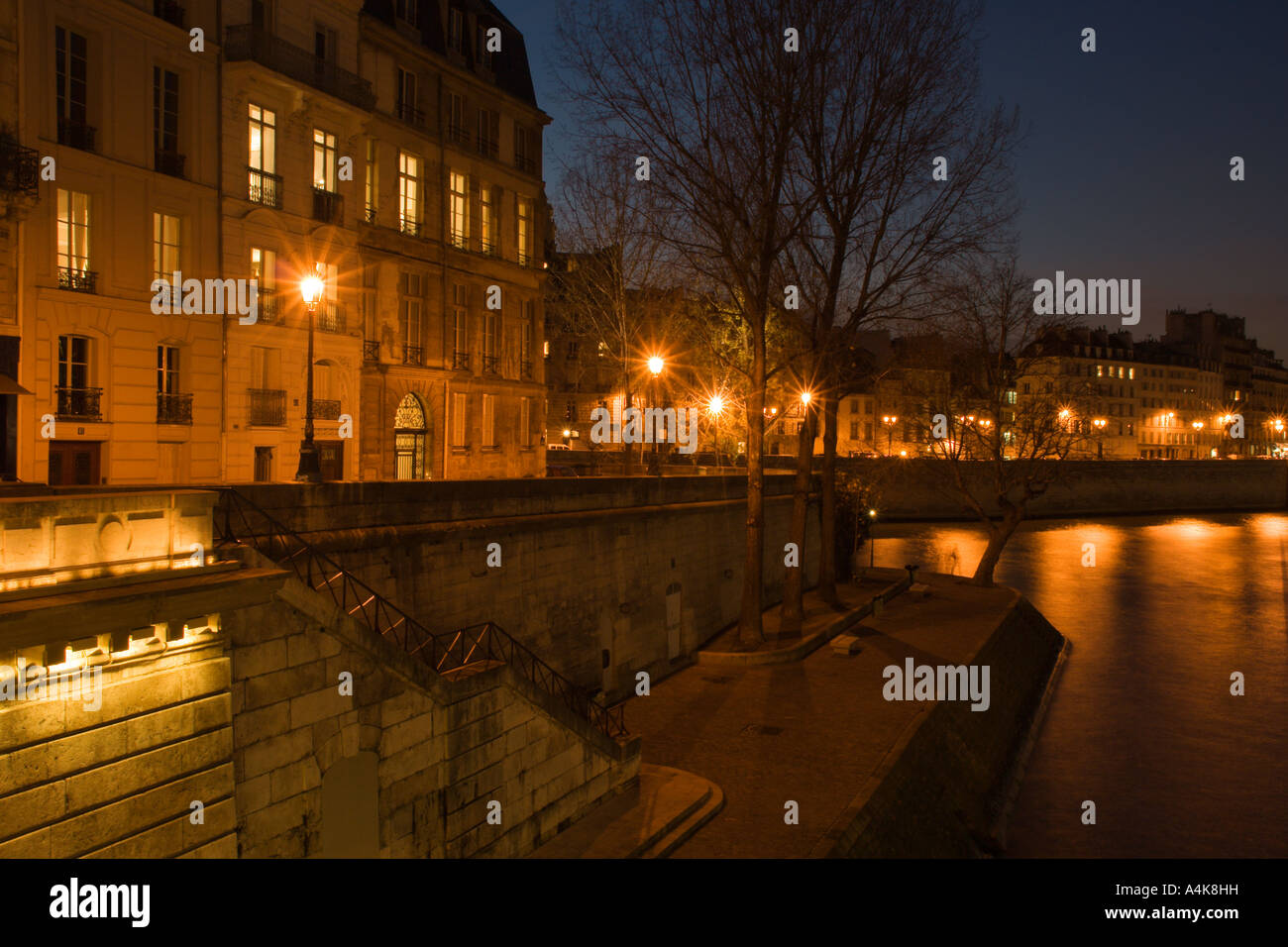 Le quai de Bourbon au crépuscule dans l'île Saint Louis - Paris, France Banque D'Images