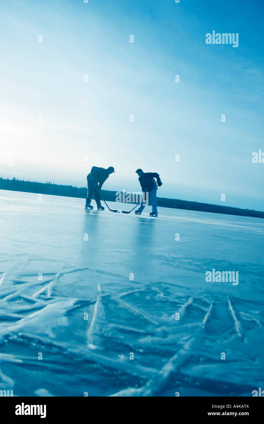 Jouer au hockey sur un lac gelé Banque D'Images