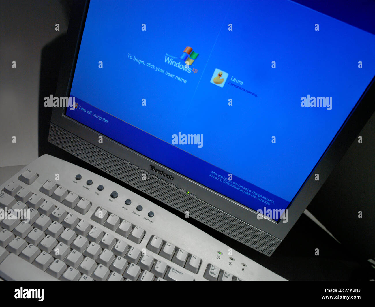 Ordinateur et clavier avec l'accent sur la première ligne de touches Banque D'Images