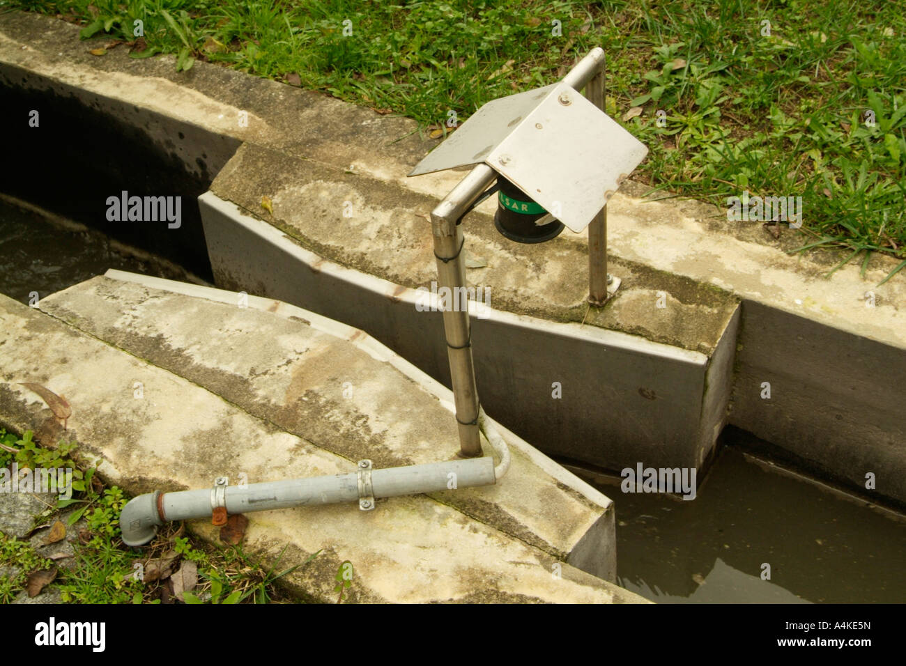 Un débitmètre sur le traitement des eaux usées fonctionne Photo Stock -  Alamy