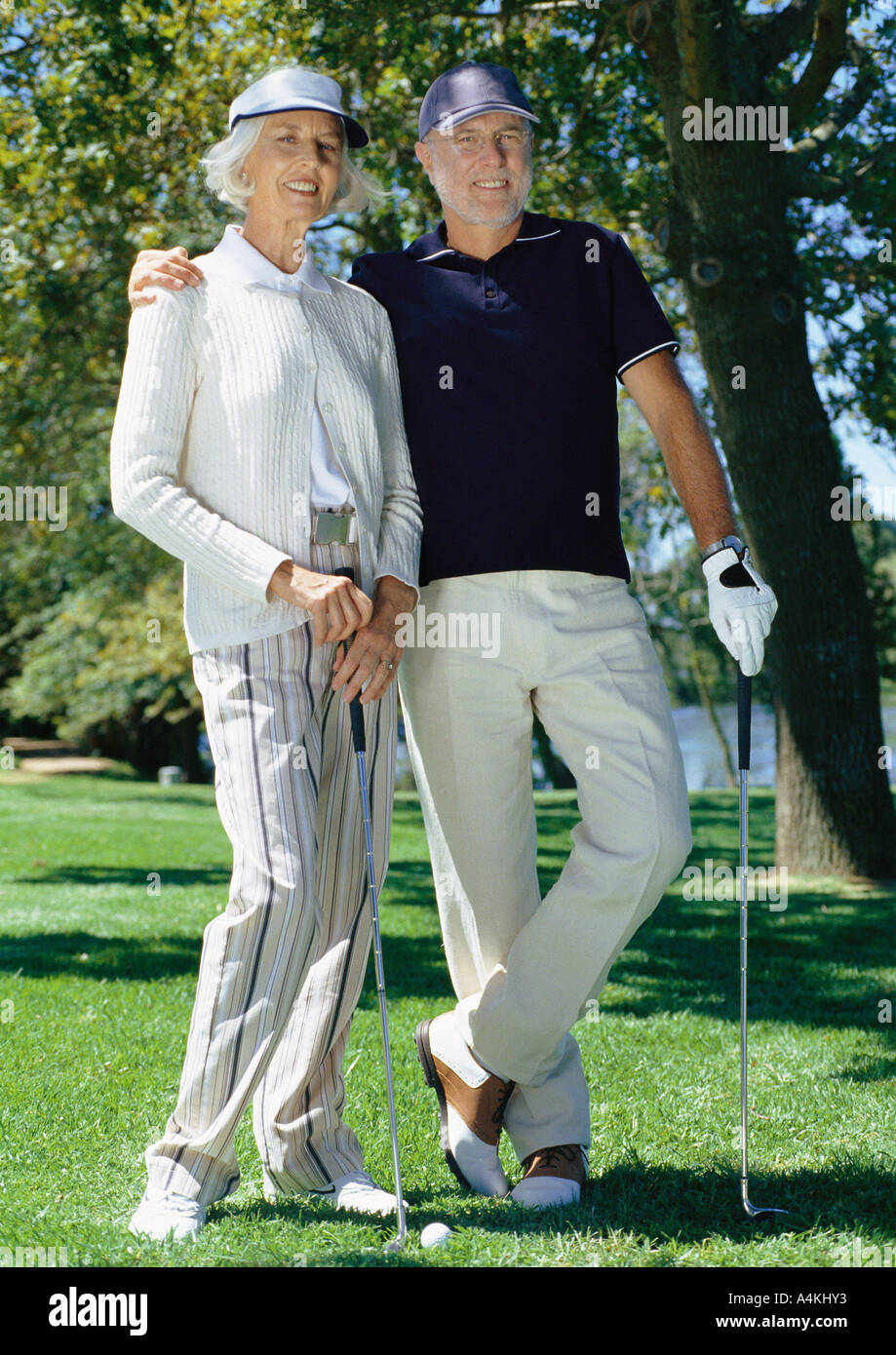 Mature couple playing golf Banque D'Images