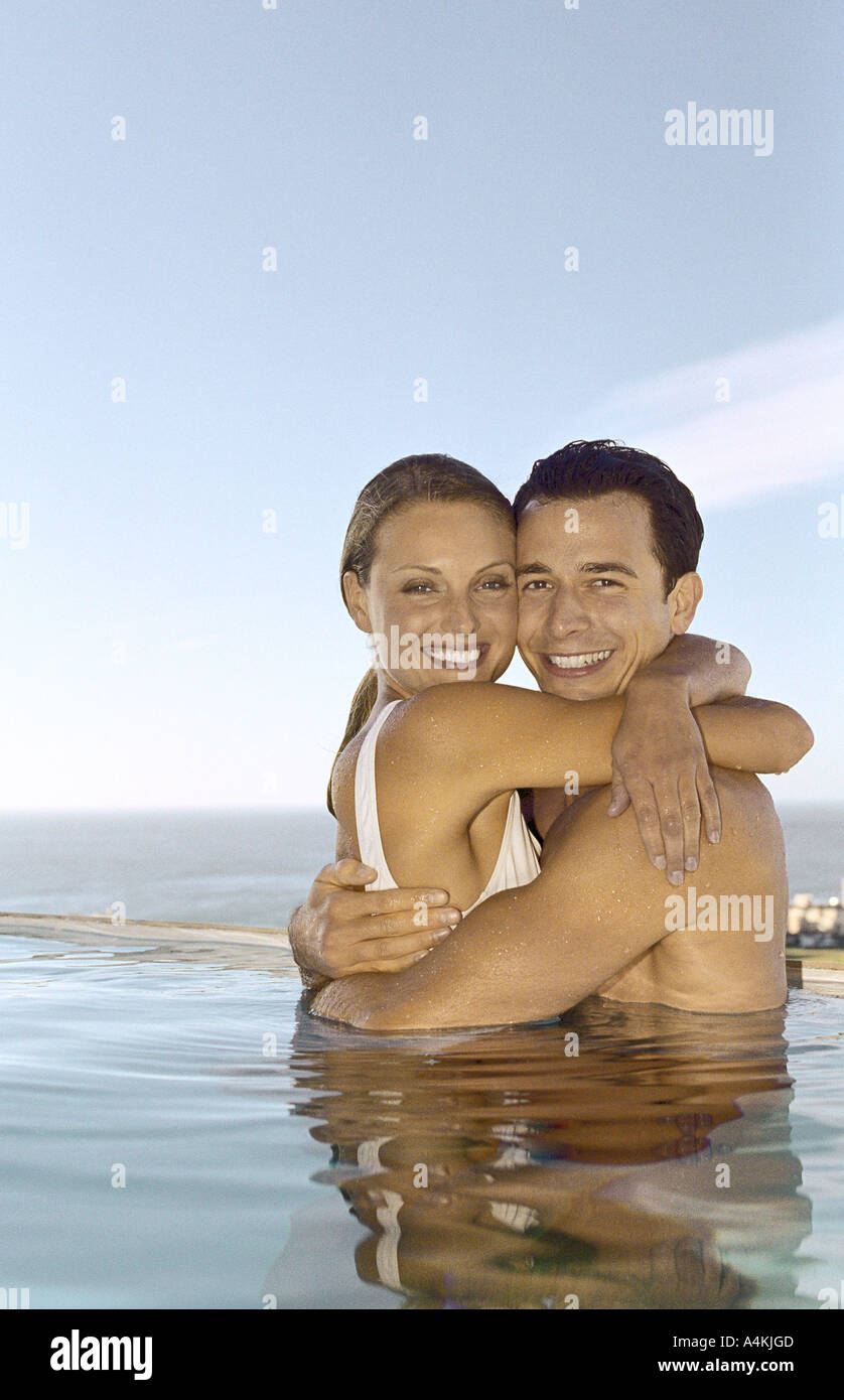 Young couple embracing in pool Banque D'Images