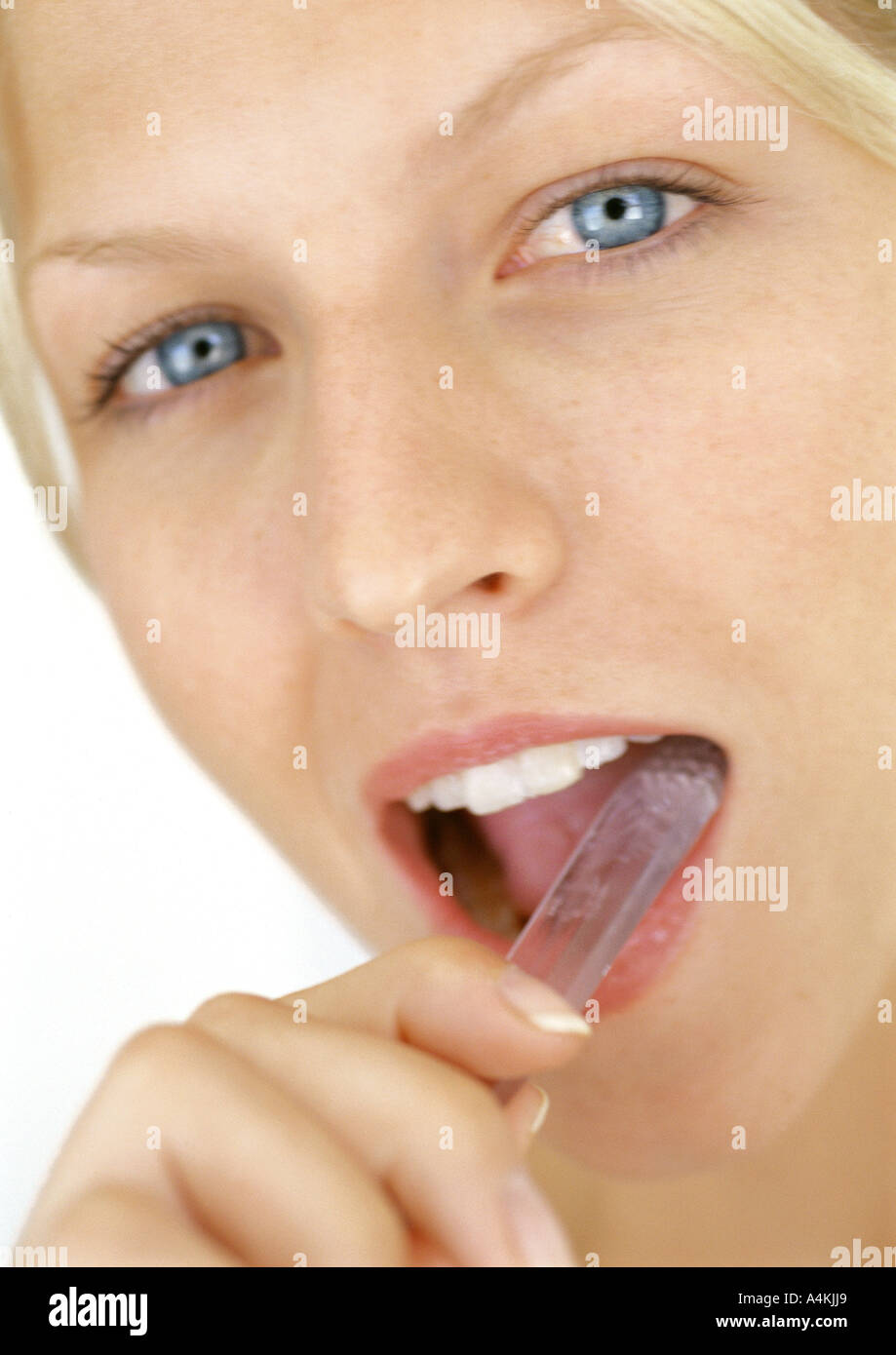Jeune femme se brosser les dents Banque D'Images