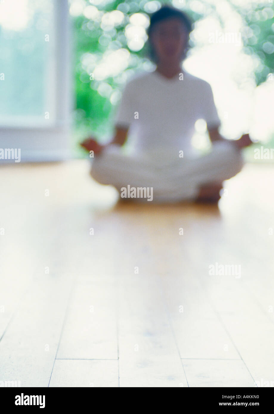 Personne méditant en position du lotus sur marbre, blurred Banque D'Images