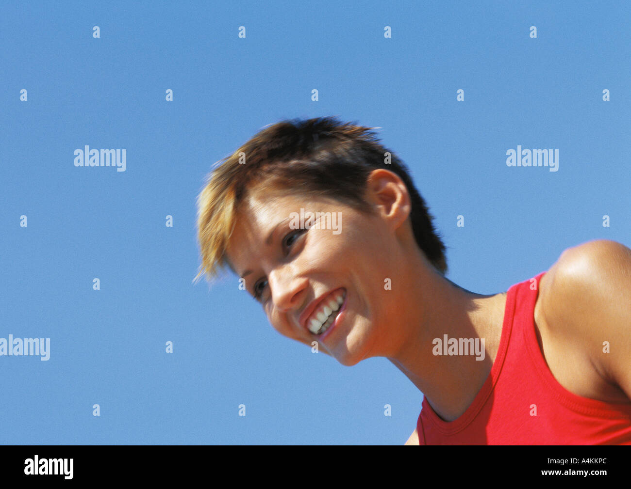 Portrait of woman smiling, low angle view Banque D'Images
