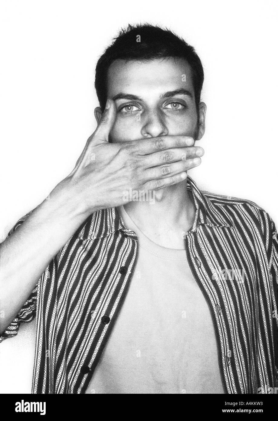 L'homme, main sur la bouche, portrait Banque D'Images