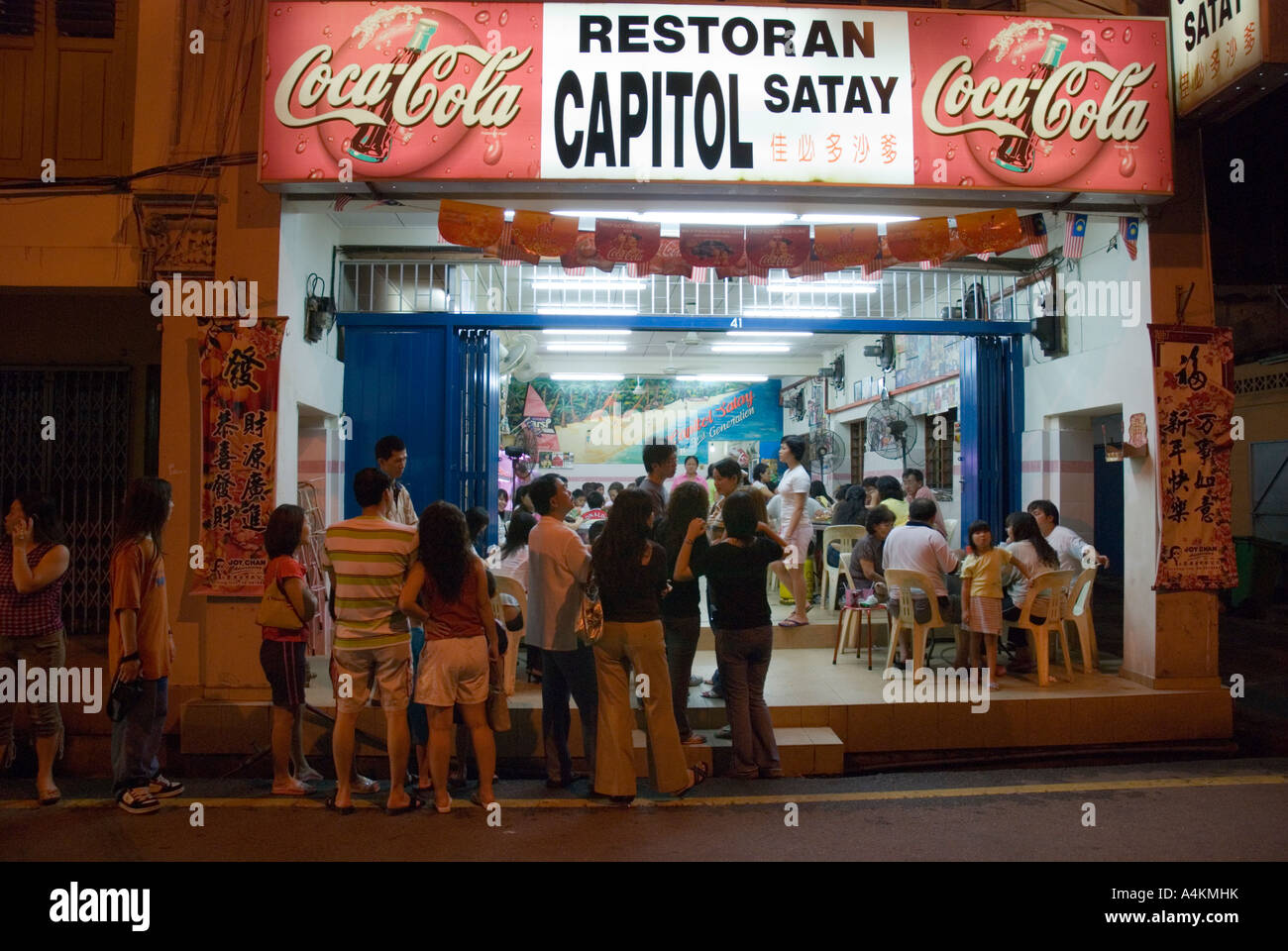 Les clients font la queue devant un restaurant populaire satay celup à Malacca Banque D'Images