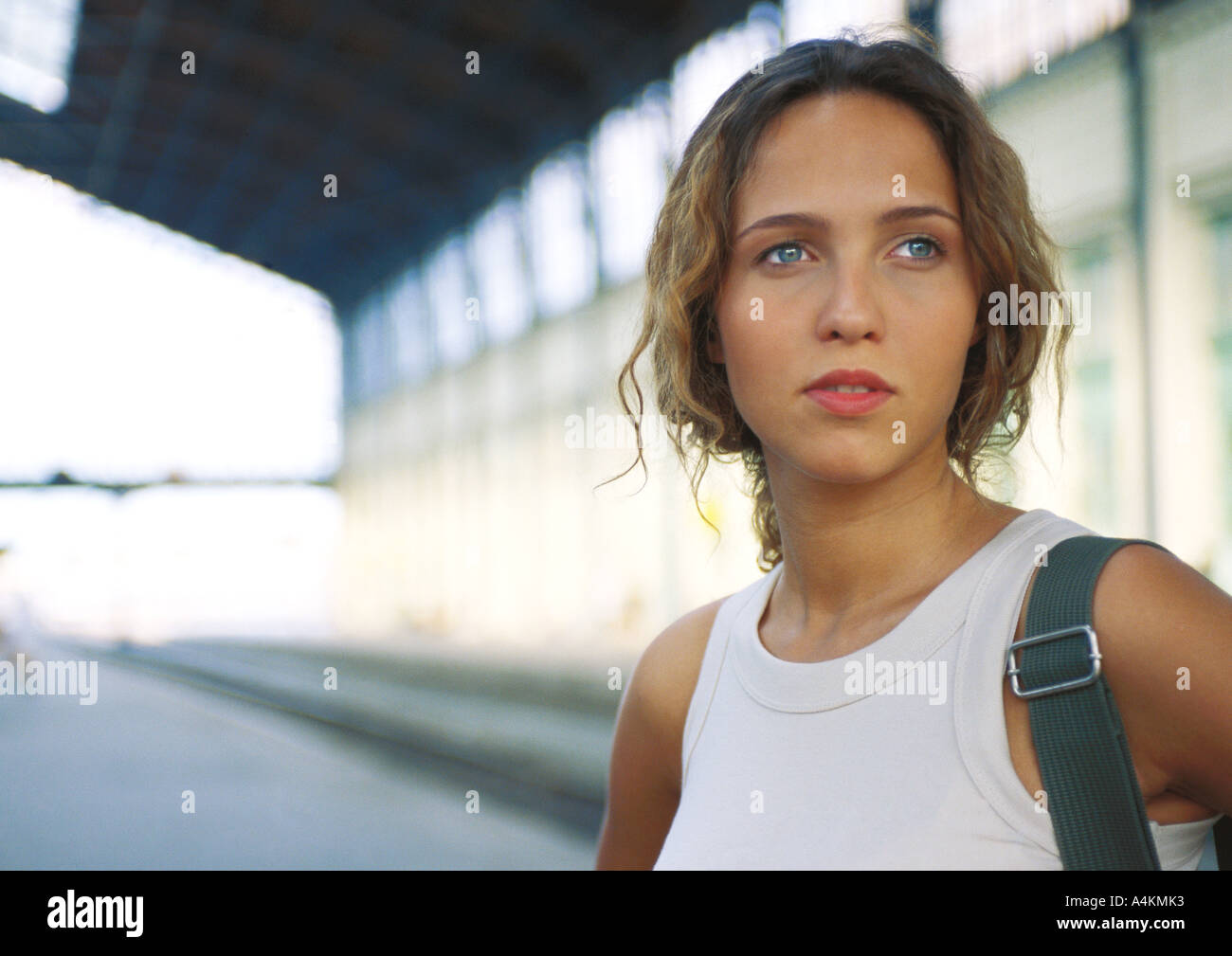 Femme, tête et épaules, à distance, en gare Banque D'Images