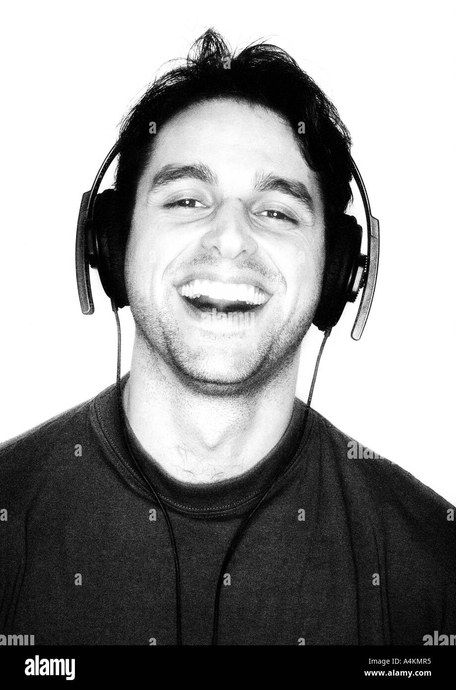 Man listening to headphones, portrait, b&w. Banque D'Images