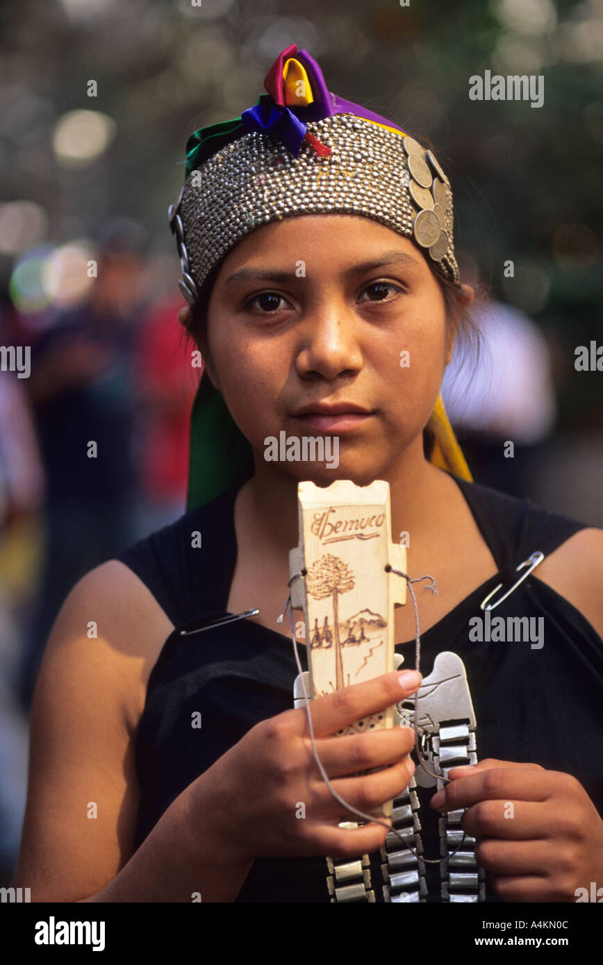 Les Indiens Mapuche girl wearing bijoux argent à Santiago du Chili Photo  Stock - Alamy