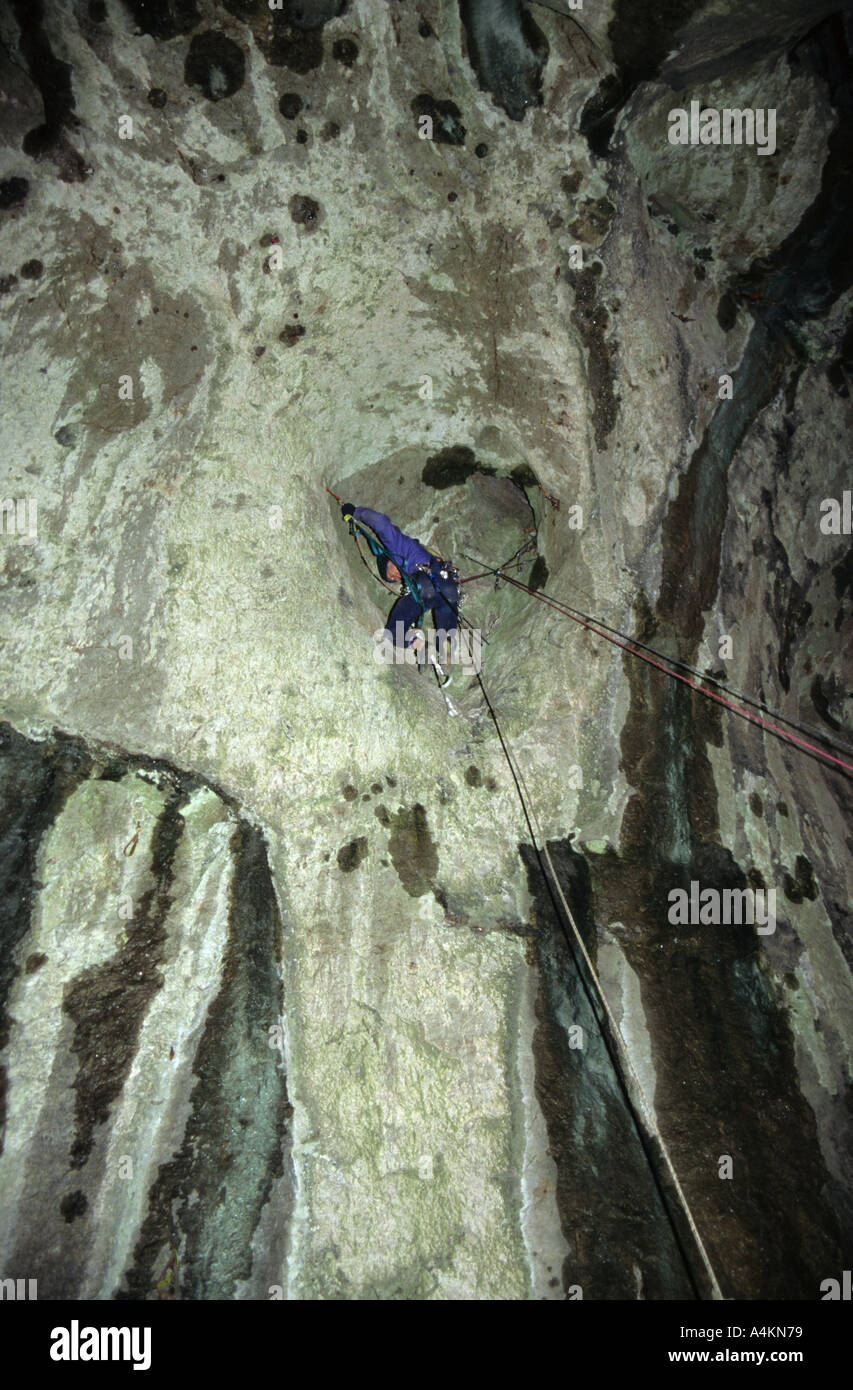 Alpiniste dans Staffordshire Grotte Thors Banque D'Images