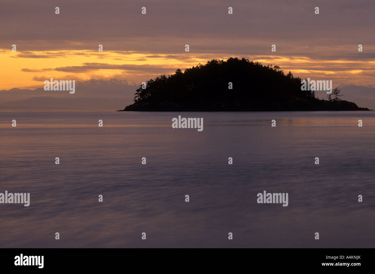 Coucher de soleil sur le détroit de Juan de Fuca à Rosario en tête col Deception State Park, Washington, USA Banque D'Images