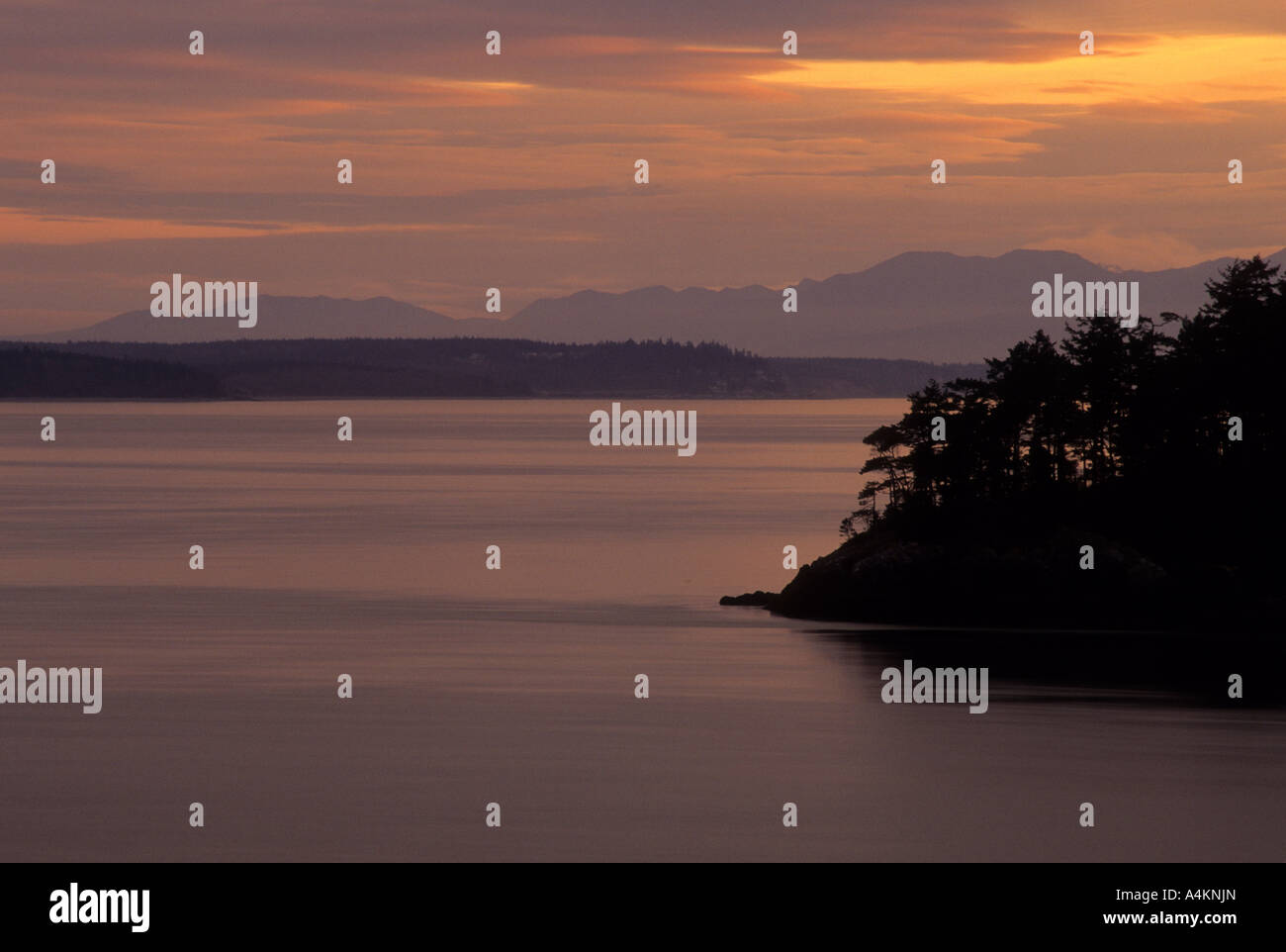 Coucher de soleil sur le détroit de Juan de Fuca à Rosario en tête col Deception State Park, Washington, USA Banque D'Images