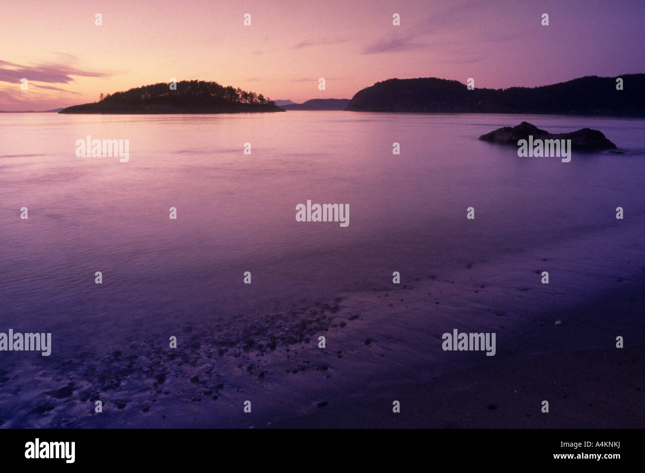Coucher de soleil sur la plage de l'Ouest en col Deception State Park, Washington, USA Banque D'Images