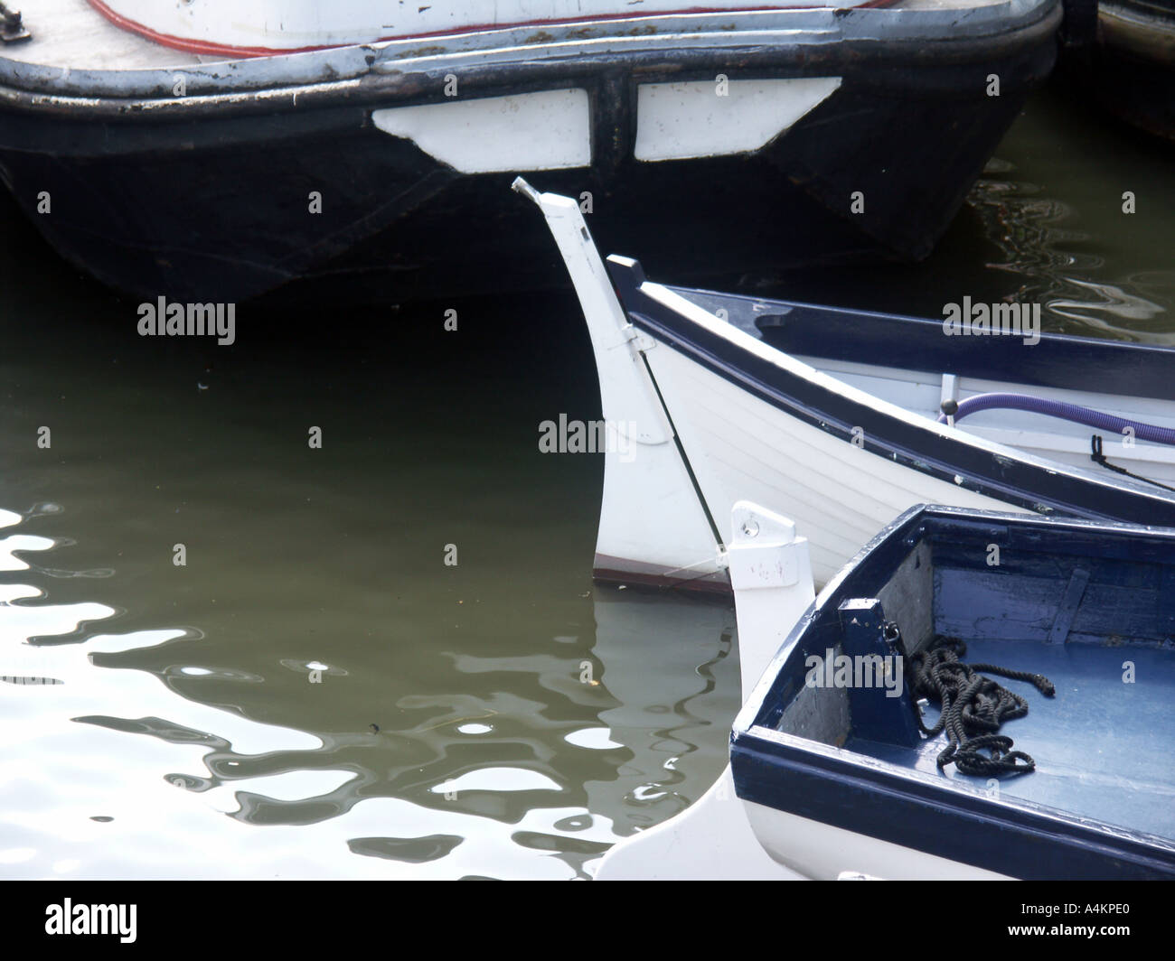 Bateaux amarrés dans le canal à Amsterdam Banque D'Images