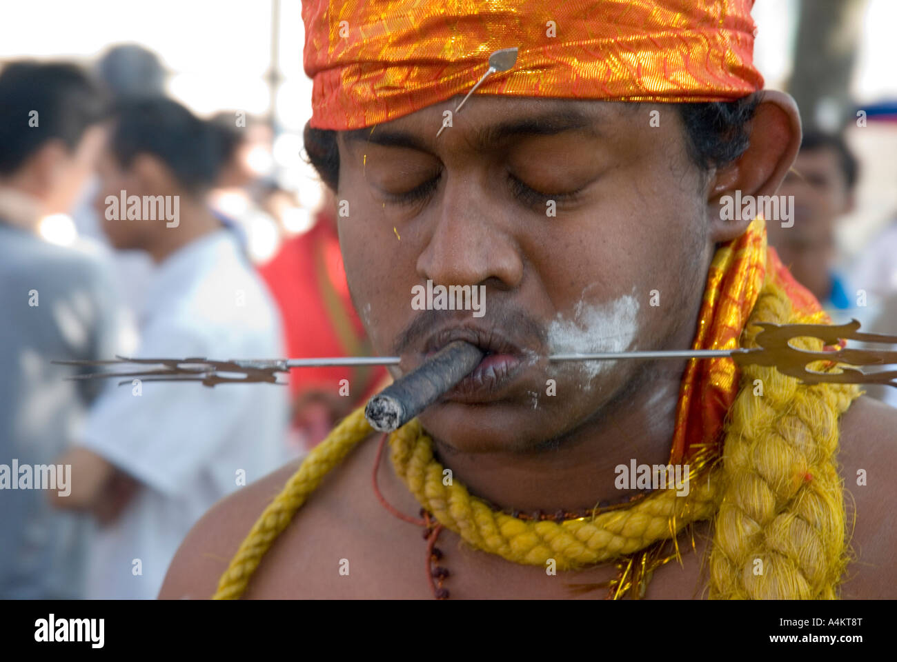 Les Indiens de Malaisie célèbrent Thaipusam à Georgetown Penang. Un dévot fume un chéroot avec son visage percé Banque D'Images