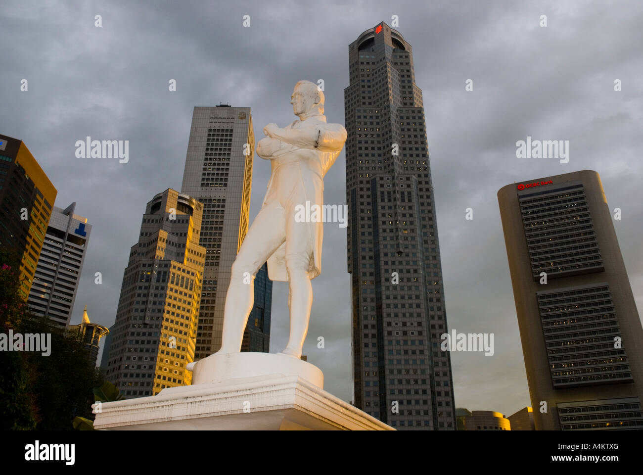 Le monument à Sir Stamford Raffles le fondateur de Singapour contre l'horizon de la CDB Banque D'Images