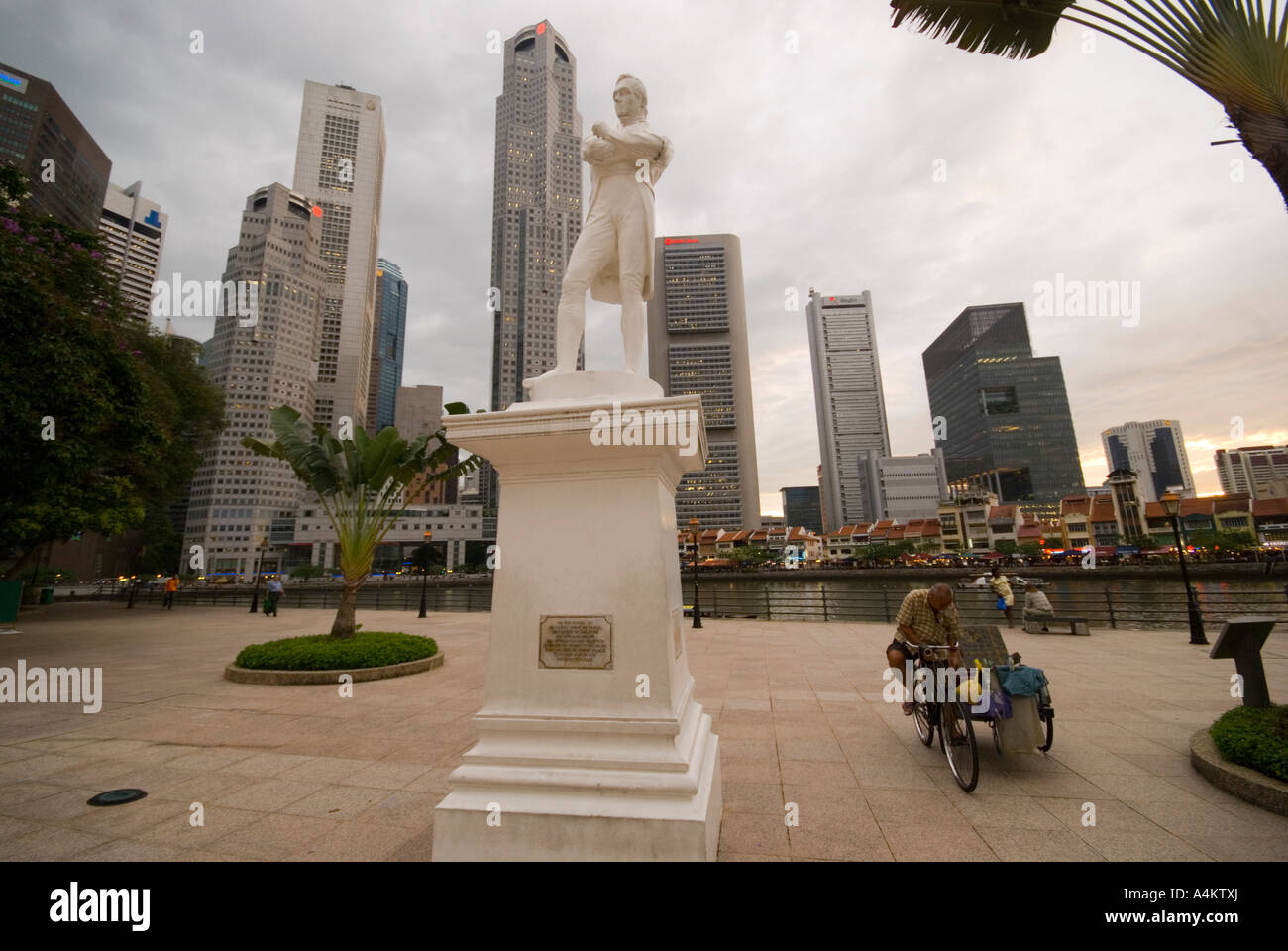 Le monument à Sir Stamford Raffles le fondateur de Singapour contre l'horizon de la CDB Banque D'Images