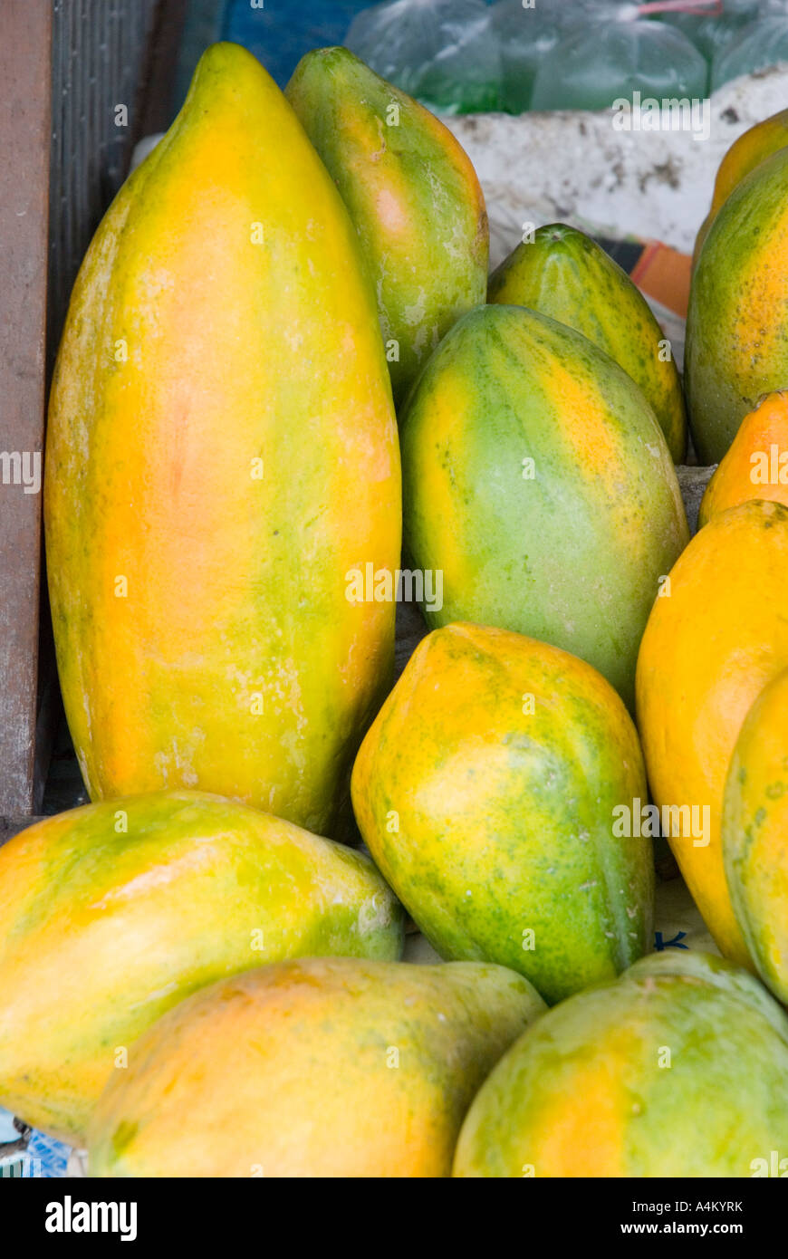 La papaye fraîche en vente sur un marché en Saarwak Kuching Banque D'Images