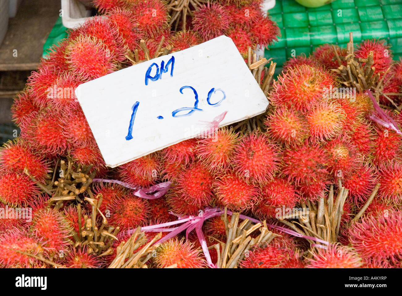Nephelium lappaceum ramboutan en vente sur un marché à Kuching Sarawak Banque D'Images